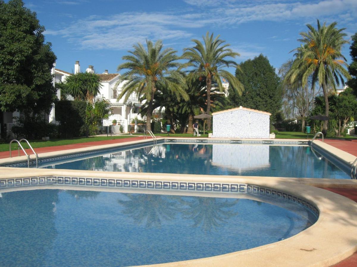 Chalet Adosado En Urbanizacion Con Precioso Jardin Denia Exteriör bild